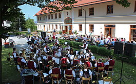 Frühschoppen vor dem Dorfhaus in Lamerdingen